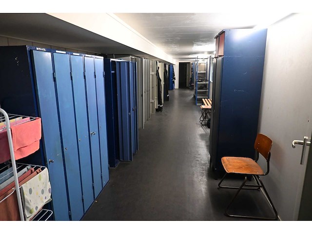 Complete inhoud locker ruimte - afbeelding 1 van  7