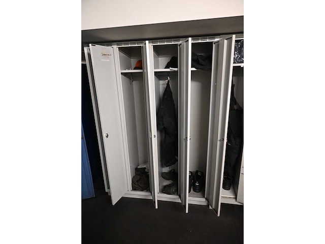 Complete inhoud locker ruimte - afbeelding 16 van  20