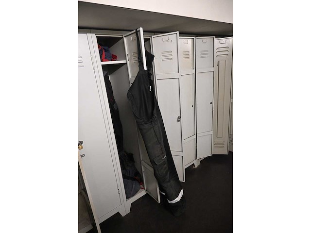 Complete inhoud locker ruimte - afbeelding 3 van  7