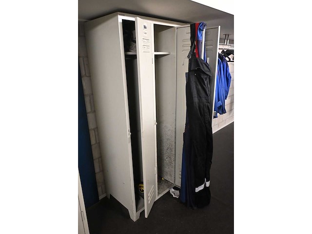 Complete inhoud locker ruimte - afbeelding 4 van  7