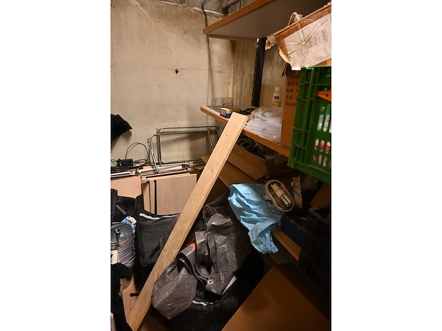 Complete inhoud magazijnruimte / voorraadruimte 2 - afbeelding 18 van  19