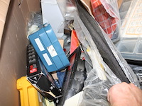 Complete inhoud palletbox met diverse auto materialen - afbeelding 2 van  11