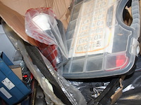 Complete inhoud palletbox met diverse auto materialen - afbeelding 3 van  11