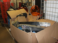 Complete inhoud palletbox met diverse auto materialen - afbeelding 1 van  11