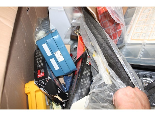 Complete inhoud palletbox met diverse auto materialen - afbeelding 7 van  11