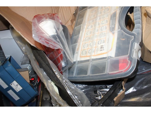 Complete inhoud palletbox met diverse auto materialen - afbeelding 8 van  11