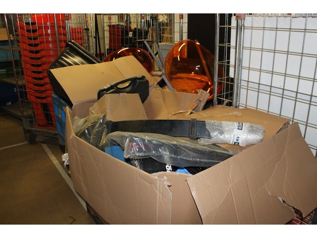 Complete inhoud palletbox met diverse auto materialen - afbeelding 9 van  11