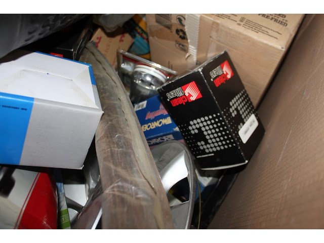 Complete inhoud palletbox met diverse auto materialen - afbeelding 11 van  11
