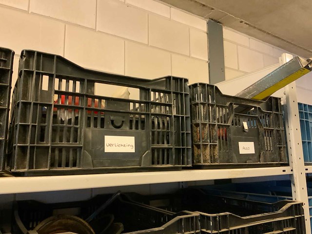 Complete inhoud stelling met krachtstroomkabels, werkplaatsinventaris, handgereedschap en tractoronderdelen - afbeelding 2 van  19