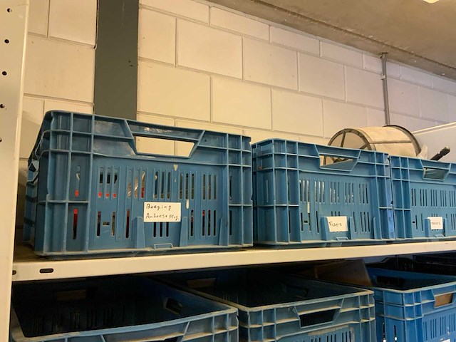 Complete inhoud stelling met krachtstroomkabels, werkplaatsinventaris, handgereedschap en tractoronderdelen - afbeelding 3 van  19
