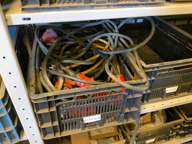 Complete inhoud stelling met krachtstroomkabels, werkplaatsinventaris, handgereedschap en tractoronderdelen - afbeelding 4 van  19
