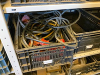 Complete inhoud stelling met krachtstroomkabels, werkplaatsinventaris, handgereedschap en tractoronderdelen - afbeelding 4 van  19