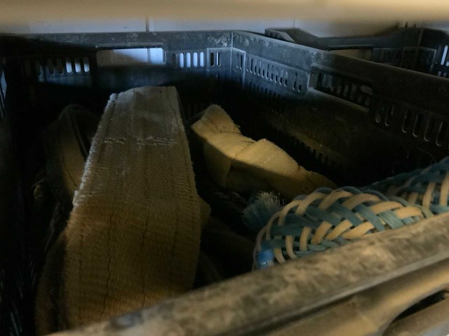Complete inhoud stelling met krachtstroomkabels, werkplaatsinventaris, handgereedschap en tractoronderdelen - afbeelding 5 van  19