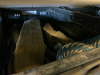 Complete inhoud stelling met krachtstroomkabels, werkplaatsinventaris, handgereedschap en tractoronderdelen - afbeelding 5 van  19
