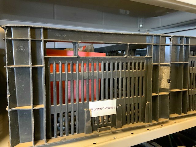 Complete inhoud stelling met krachtstroomkabels, werkplaatsinventaris, handgereedschap en tractoronderdelen - afbeelding 6 van  19