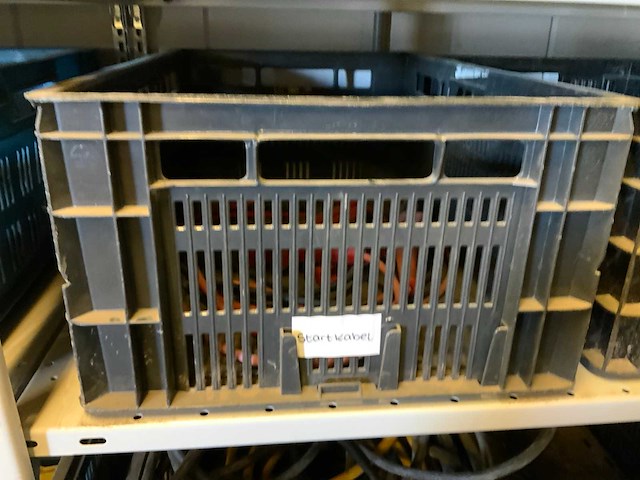 Complete inhoud stelling met krachtstroomkabels, werkplaatsinventaris, handgereedschap en tractoronderdelen - afbeelding 7 van  19