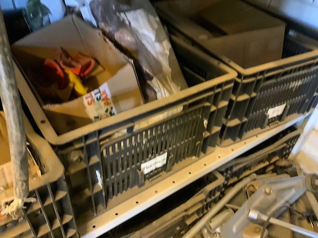 Complete inhoud stelling met krachtstroomkabels, werkplaatsinventaris, handgereedschap en tractoronderdelen - afbeelding 8 van  19