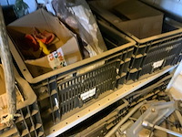 Complete inhoud stelling met krachtstroomkabels, werkplaatsinventaris, handgereedschap en tractoronderdelen - afbeelding 8 van  19