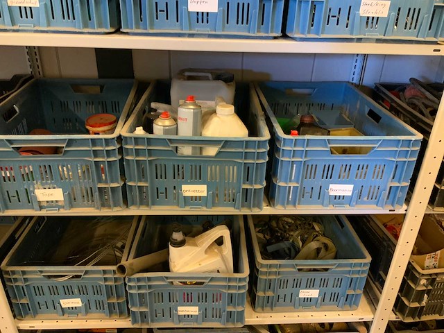 Complete inhoud stelling met krachtstroomkabels, werkplaatsinventaris, handgereedschap en tractoronderdelen - afbeelding 10 van  19