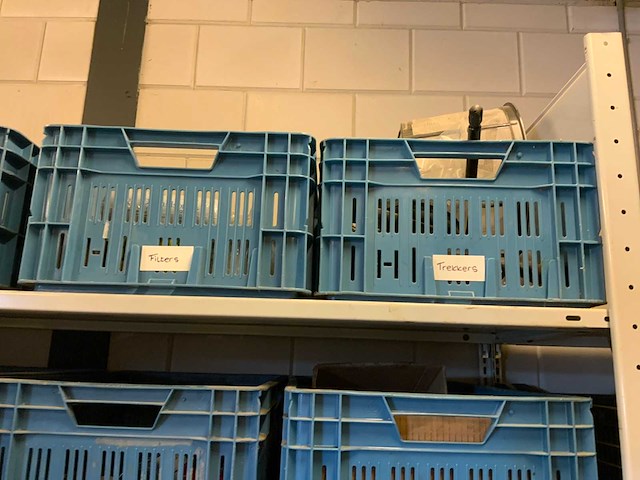 Complete inhoud stelling met krachtstroomkabels, werkplaatsinventaris, handgereedschap en tractoronderdelen - afbeelding 11 van  19