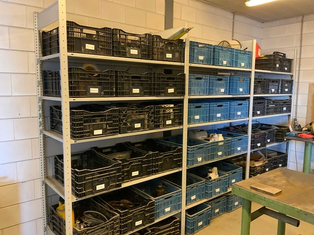 Complete inhoud stelling met krachtstroomkabels, werkplaatsinventaris, handgereedschap en tractoronderdelen - afbeelding 1 van  19
