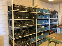 Complete inhoud stelling met krachtstroomkabels, werkplaatsinventaris, handgereedschap en tractoronderdelen - afbeelding 1 van  19