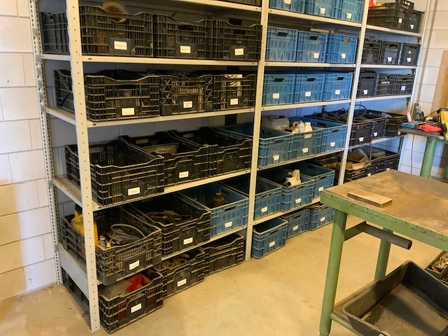 Complete inhoud stelling met krachtstroomkabels, werkplaatsinventaris, handgereedschap en tractoronderdelen - afbeelding 12 van  19