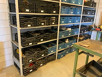 Complete inhoud stelling met krachtstroomkabels, werkplaatsinventaris, handgereedschap en tractoronderdelen - afbeelding 12 van  19