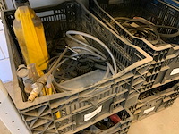 Complete inhoud stelling met krachtstroomkabels, werkplaatsinventaris, handgereedschap en tractoronderdelen - afbeelding 13 van  19