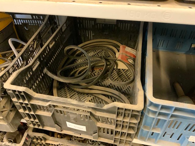 Complete inhoud stelling met krachtstroomkabels, werkplaatsinventaris, handgereedschap en tractoronderdelen - afbeelding 14 van  19