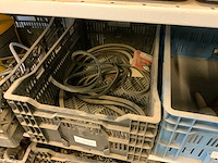Complete inhoud stelling met krachtstroomkabels, werkplaatsinventaris, handgereedschap en tractoronderdelen - afbeelding 14 van  19