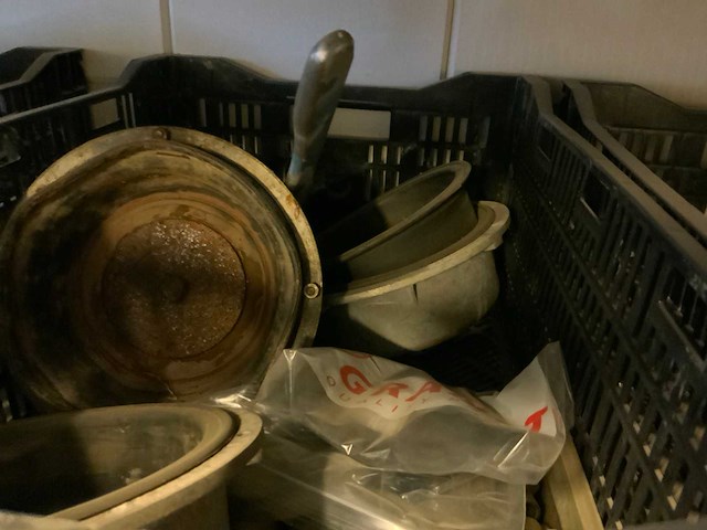 Complete inhoud stelling met krachtstroomkabels, werkplaatsinventaris, handgereedschap en tractoronderdelen - afbeelding 19 van  19