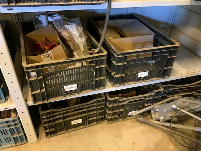 Complete inhoud stelling met krachtstroomkabels, werkplaatsinventaris, handgereedschap en tractoronderdelen - afbeelding 4 van  12