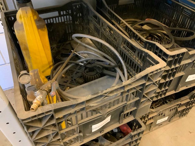 Complete inhoud stelling met krachtstroomkabels, werkplaatsinventaris, handgereedschap en tractoronderdelen - afbeelding 8 van  12