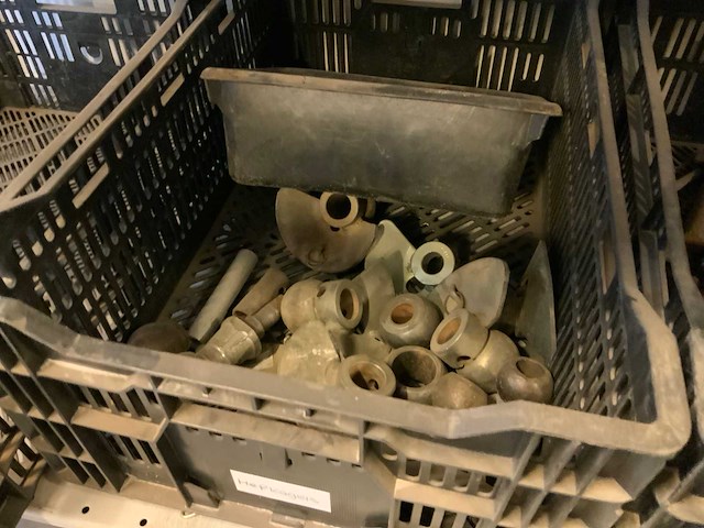 Complete inhoud stelling met krachtstroomkabels, werkplaatsinventaris, handgereedschap en tractoronderdelen - afbeelding 11 van  12