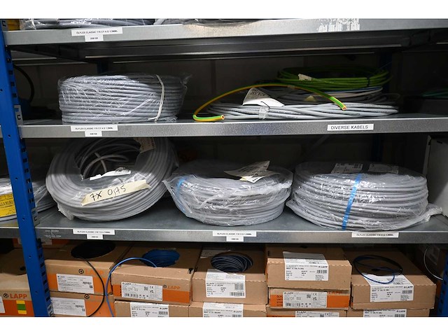 Complete inhoud van 3 secties elektradraad en machine installatie toebehoren - afbeelding 2 van  21