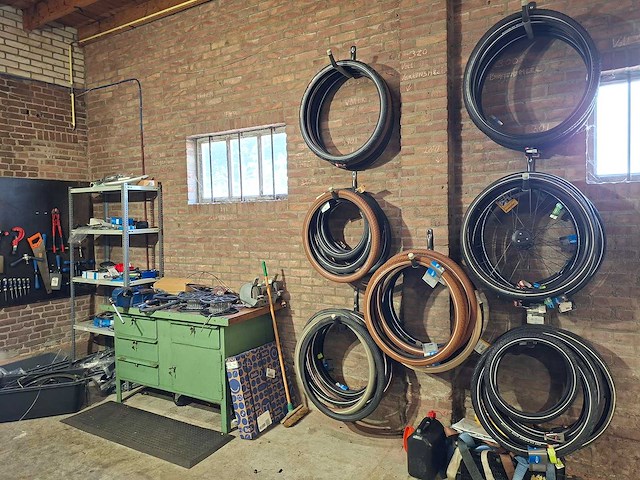 Complete inventaris fietsreparatie werkplaats - afbeelding 3 van  36