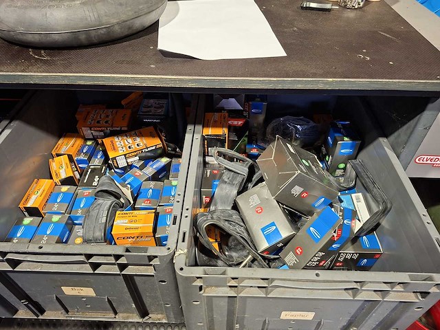 Complete inventaris fietsreparatie werkplaats - afbeelding 25 van  36