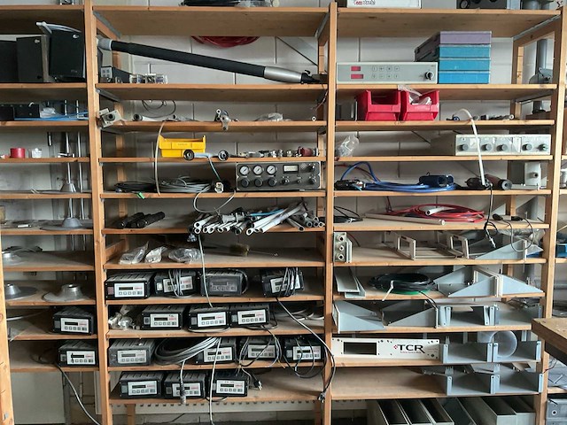 Complete inventaris met inhoud in werkruimte - afbeelding 10 van  15