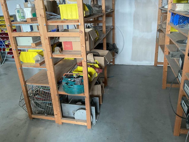 Complete inventaris met inhoud in werkruimte - afbeelding 13 van  15