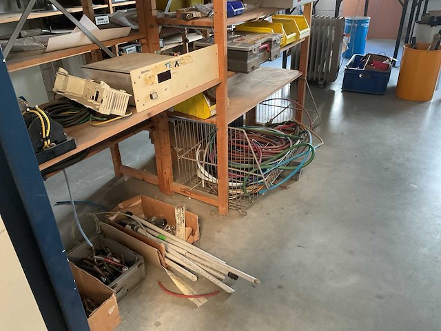Complete inventaris met inhoud in werkruimte - afbeelding 14 van  15