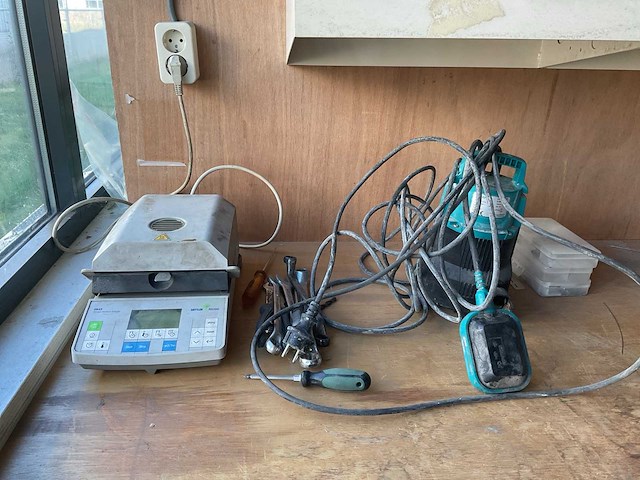 Complete inventaris met inhoud in werkruimte - afbeelding 8 van  15