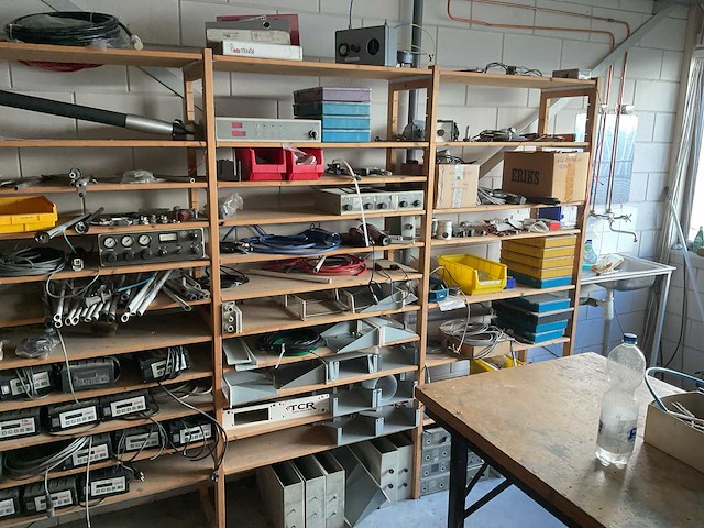 Complete inventaris met inhoud in werkruimte - afbeelding 9 van  15