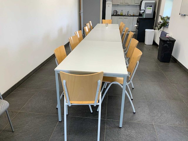 Complete kantine set bestaande uit 14 stoelen en 3 tafels - afbeelding 1 van  9