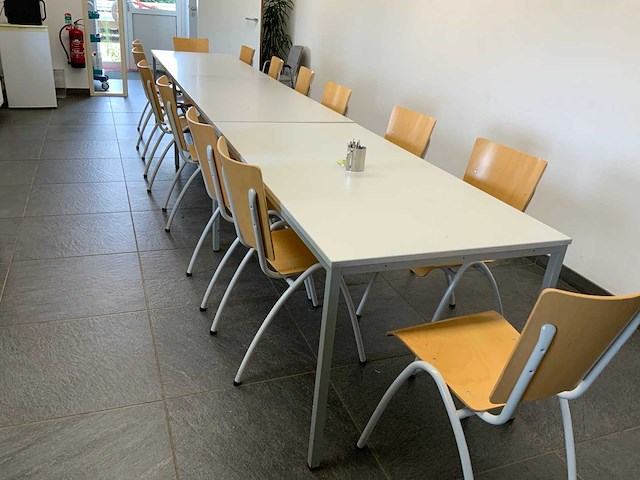 Complete kantine set bestaande uit 14 stoelen en 3 tafels - afbeelding 5 van  9