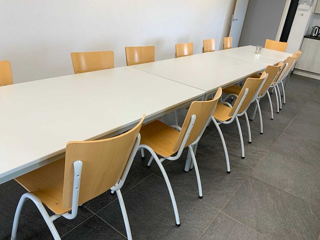 Complete kantine set bestaande uit 14 stoelen en 3 tafels - afbeelding 6 van  9