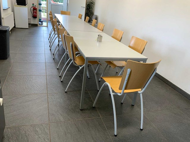 Complete kantine set bestaande uit 14 stoelen en 3 tafels - afbeelding 4 van  9