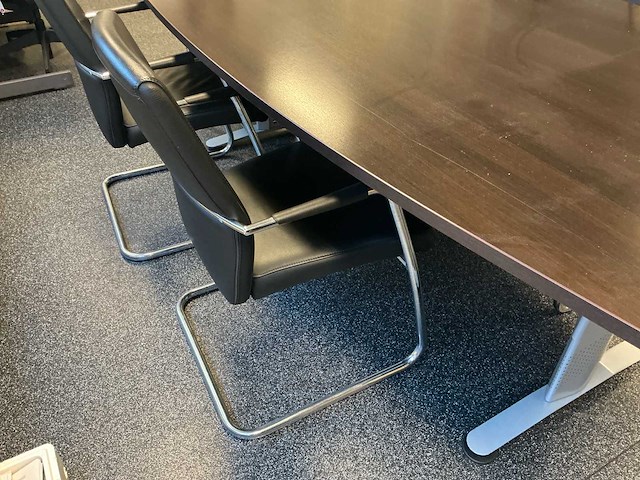 Complete kantoorinventaris – bureau, kast, vergadertafel, 6 leren stoelen en whiteboard - afbeelding 2 van  3