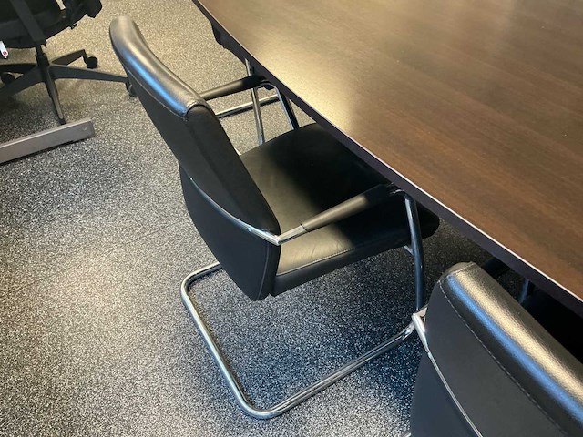 Complete kantoorinventaris – bureau, kast, vergadertafel, 6 leren stoelen en whiteboard - afbeelding 3 van  3