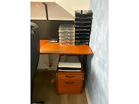 Complete kantoorinventaris; bureau’s / stoelen / beeldschermen / kasten / printer - afbeelding 3 van  17